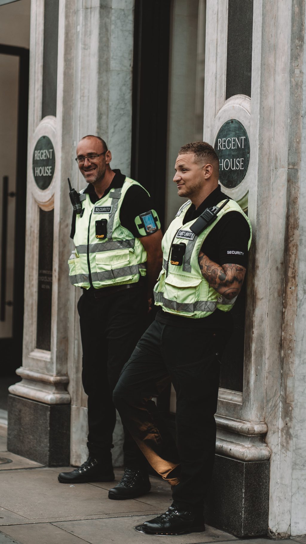 Agent de sécurité posté devant un bâtiment